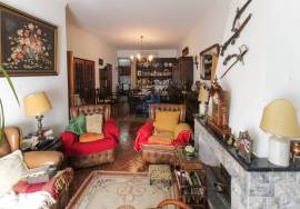 5 bedroom villa with 2 garages, terrace and shop - central