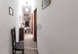 5 bedroom villa with 2 garages, terrace and shop - central
