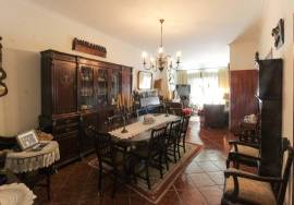 5 bedroom villa with 2 garages, terrace and shop - central