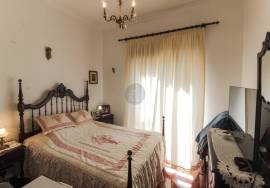 5 bedroom villa with 2 garages, terrace and shop - central