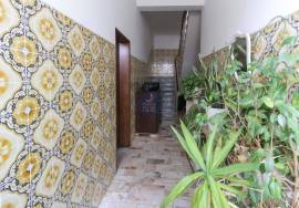 5 bedroom villa with 2 garages, terrace and shop - central