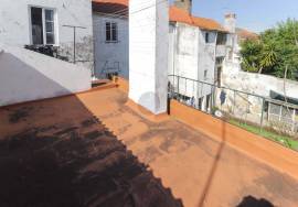 5 bedroom villa with 2 garages, terrace and shop - central