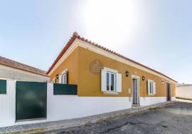 3 bedroom villa with patio and parking in condominium.