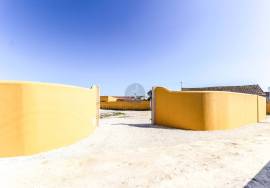 3 bedroom villa with patio and parking in condominium.
