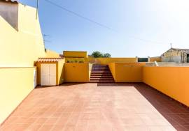 3 bedroom villa with patio and parking in condominium.
