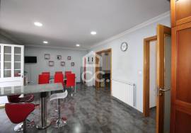Semi-new 3-bedroom house just two minutes from the city center.