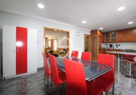 Semi-new 3-bedroom house just two minutes from the city center.