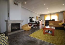 Semi-new 3-bedroom house just two minutes from the city center.