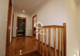 Semi-new 3-bedroom house just two minutes from the city center.