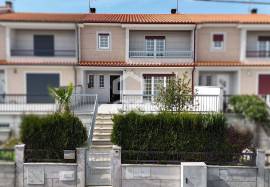 Semi-new 3-bedroom house just two minutes from the city center.
