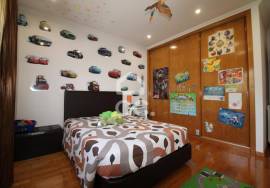 Semi-new 3-bedroom house just two minutes from the city center.