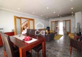 Semi-new 3-bedroom house just two minutes from the city center.