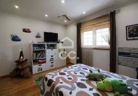 Semi-new 3-bedroom house just two minutes from the city center.