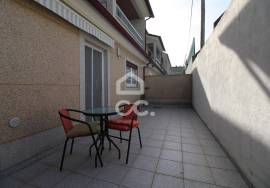 Semi-new 3-bedroom house just two minutes from the city center.