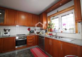 Semi-new 3-bedroom house just two minutes from the city center.