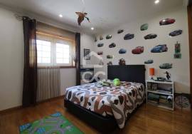 Semi-new 3-bedroom house just two minutes from the city center.