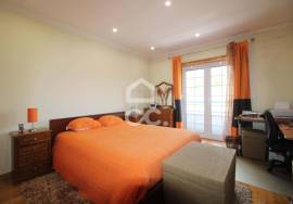 Semi-new 3-bedroom house just two minutes from the city center.