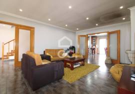 Semi-new 3-bedroom house just two minutes from the city center.