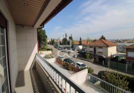 Semi-new 3-bedroom house just two minutes from the city center.