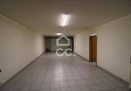Semi-new 3-bedroom house just two minutes from the city center.