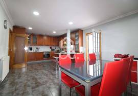 Semi-new 3-bedroom house just two minutes from the city center.