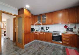 Semi-new 3-bedroom house just two minutes from the city center.