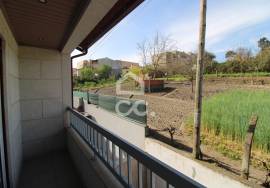 Semi-new 3-bedroom house just two minutes from the city center.