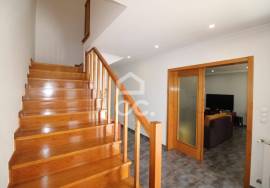 Semi-new 3-bedroom house just two minutes from the city center.