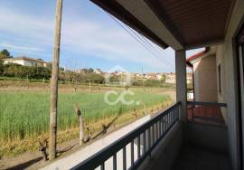 Semi-new 3-bedroom house just two minutes from the city center.