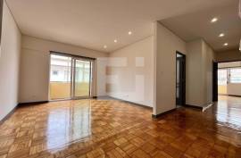 Refurbished 2 bedroom apartment with balcony to Praça Velásquez and Metro dos Combatentes - Antas - Porto