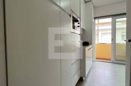 Refurbished 2 bedroom apartment with balcony to Praça Velásquez and Metro dos Combatentes - Antas - Porto Refurbished 2 bedroom apartment with balcony to Praça Velásquez and Metro dos Combatentes - Antas - Porto