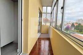 Refurbished 2 bedroom apartment with balcony to Praça Velásquez and Metro dos Combatentes - Antas - Porto Refurbished 2 bedroom apartment with balcony to Praça Velásquez and Metro dos Combatentes - Antas - Porto