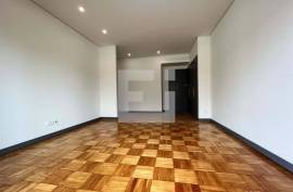 Refurbished 2 bedroom apartment with balcony to Praça Velásquez and Metro dos Combatentes - Antas - Porto Refurbished 2 bedroom apartment with balcony to Praça Velásquez and Metro dos Combatentes - Antas - Porto