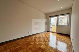 Refurbished 2 bedroom apartment with balcony to Praça Velásquez and Metro dos Combatentes - Antas - Porto Refurbished 2 bedroom apartment with balcony to Praça Velásquez and Metro dos Combatentes - Antas - Porto