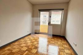 Refurbished 2 bedroom apartment with balcony to Praça Velásquez and Metro dos Combatentes - Antas - Porto Refurbished 2 bedroom apartment with balcony to Praça Velásquez and Metro dos Combatentes - Antas - Porto