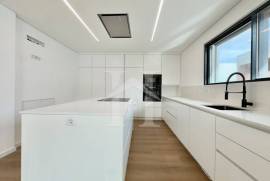 Moradia T3 em Murches com Garagem Box, Jardim e Piscina