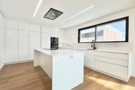 Moradia T3 em Murches com Garagem Box, Jardim e Piscina