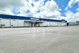 Armazém com 2.000m2 com bons acessos