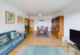 Exceptional apartment in a private condominium / stunning views / close proximity to all the Amenities