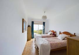 Exceptional apartment in a private condominium / stunning views / close proximity to all the Amenities