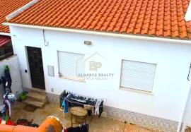 2 + 2 bedroom country house