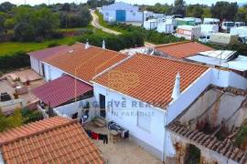 2 + 2 bedroom country house