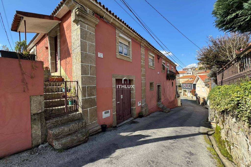 Farm in São Martinho de Mouros with several rooms and rooms with high potential for tourism and local accommodation
