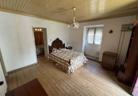 Farm in São Martinho de Mouros with several rooms and rooms with high potential for tourism and local accommodation