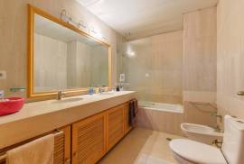 4-Bedroom Top-Floor Apartment in Central Funchal – Prime Location & Investment Opportunity