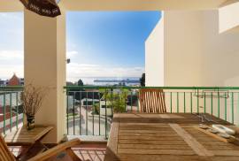 4-Bedroom Top-Floor Apartment in Central Funchal – Prime Location & Investment Opportunity