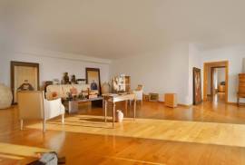 4-Bedroom Top-Floor Apartment in Central Funchal – Prime Location & Investment Opportunity