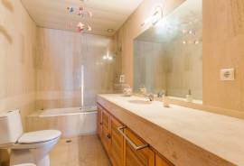 4-Bedroom Top-Floor Apartment in Central Funchal – Prime Location & Investment Opportunity