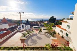 4-Bedroom Top-Floor Apartment in Central Funchal – Prime Location & Investment Opportunity