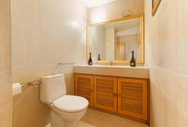 4-Bedroom Top-Floor Apartment in Central Funchal – Prime Location & Investment Opportunity